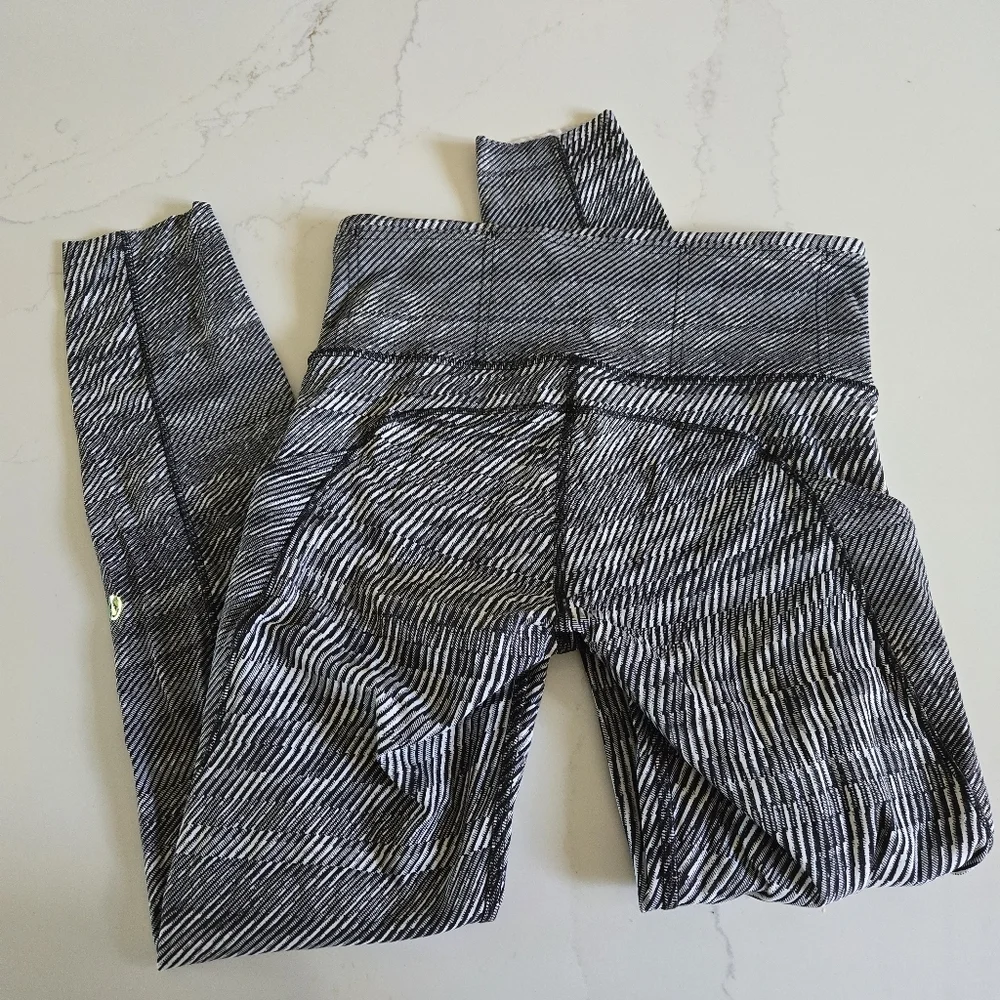 Lululemon SeaWheeze Fast and Free High-Rise Tight 25" Leggings 7/8 White Black 4 - Picture 6 of 10